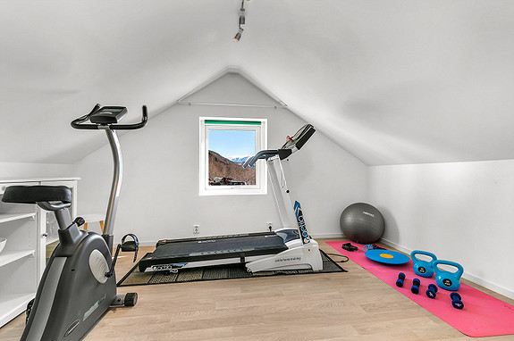 Rom 2 på loft. Benyttes i dag som treningsrom.