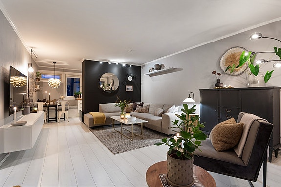 Velkommen til Leistadgrenda 21!
Det er en delvis åpen planløsning med stue- og kjøkken på totalt 31 m².