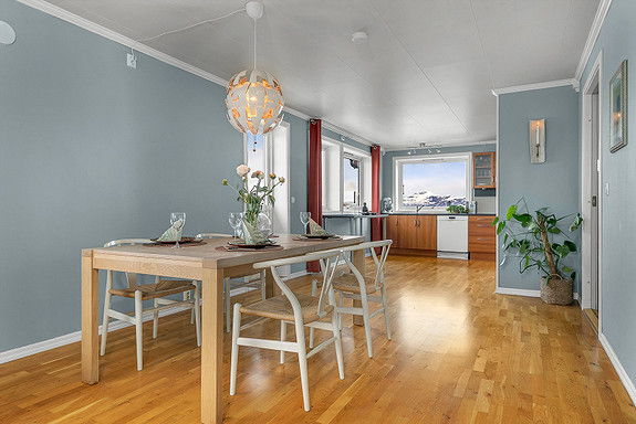 Stuen har god plass til å deles opp i ulike soner slik som her med spisestuen
