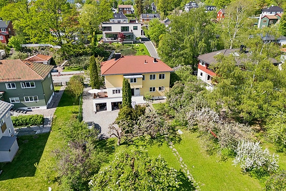 Tønder og Røiri i Dnb Eiendom avd Ullevål har gleden av å presentere John Colletts Allè 79 - en innholdsrik horisontaldelt tomannbolig med god planløsning og gode lysforhold, beliggende idyllisk til mellom Berg og Ullevål Hageby.
