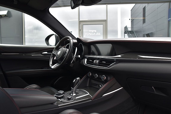 Alfa Romeo Stelvio Quadrifoglio 13 of 30