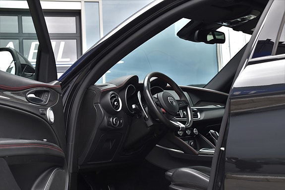 Alfa Romeo Stelvio Quadrifoglio 8 of 30