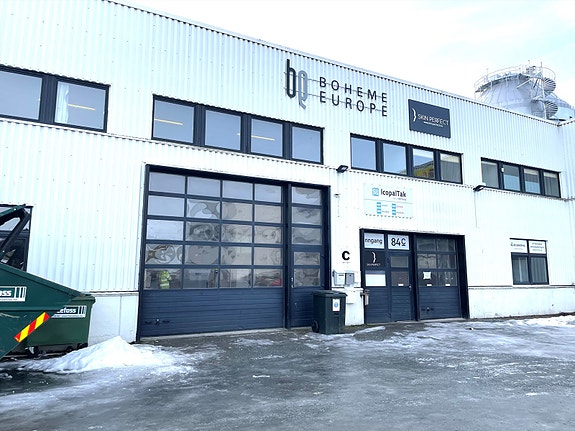 Fasade med stor kjøreport. Kontor i 2. etasje