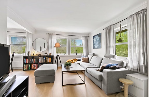 Stuen har en romslig vinkelform med store vindusflater på begge yttervegger.