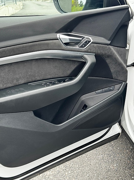 Audi e-tron 11 of 16