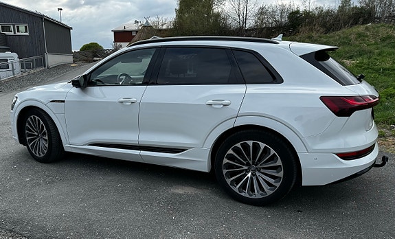 Audi e-tron 9 of 16