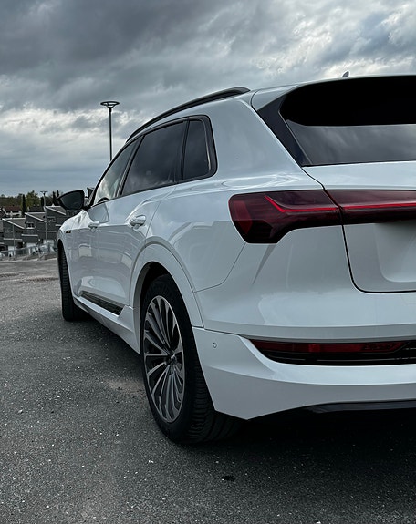 Audi e-tron 5 of 16