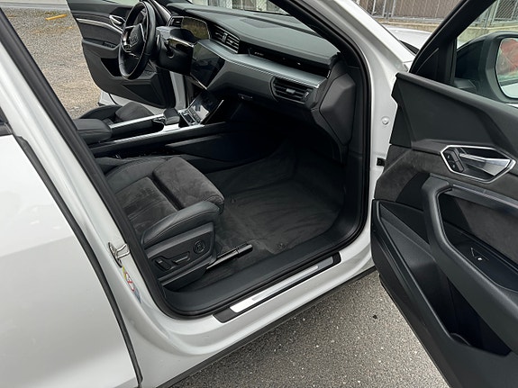 Audi e-tron 14 of 16