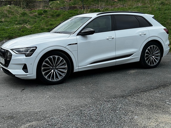 Audi e-tron 8 of 16