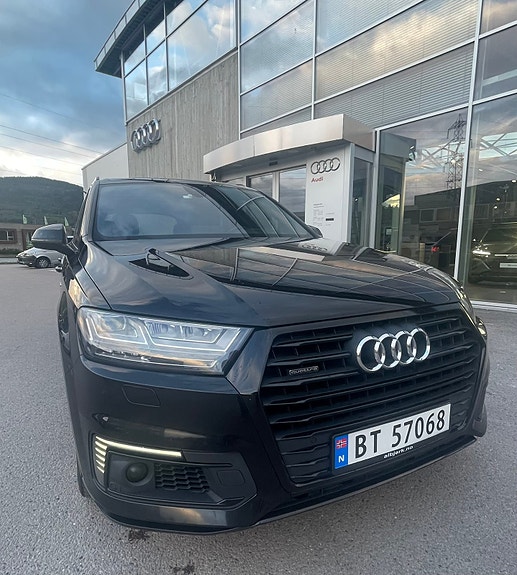 Audi Q7 2 of 30