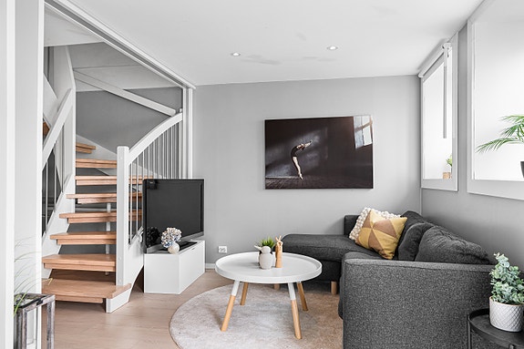 Living room (incl. sofa, sofa table, TV table, TV, side table, carpet, picture)