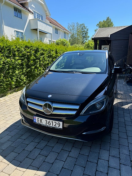 Mercedes-Benz B-Electric 2 of 5