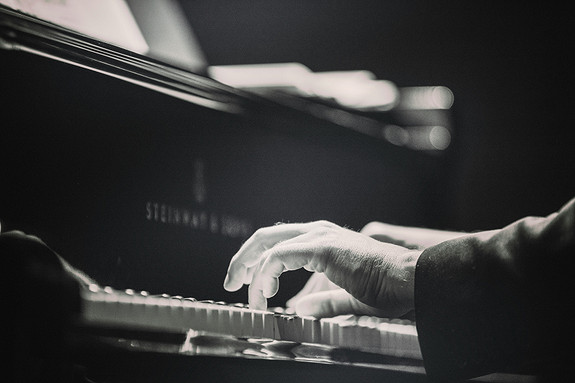 Johannes er en habil pianospiller på fritiden