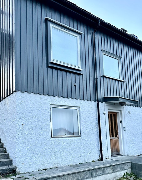 Hyblene ligger i 1. etg. Bilder viser vinduet til hybel 1. Hybel 2 ligger til høyre for hovedinngangsdør.