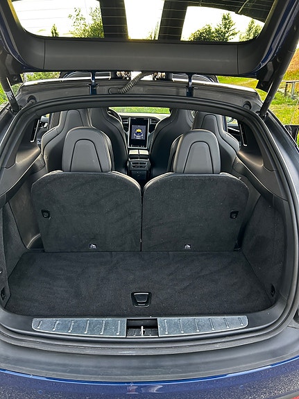Tesla Model X 16 of 18