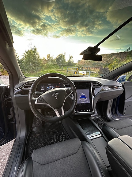 Tesla Model X 6 of 18
