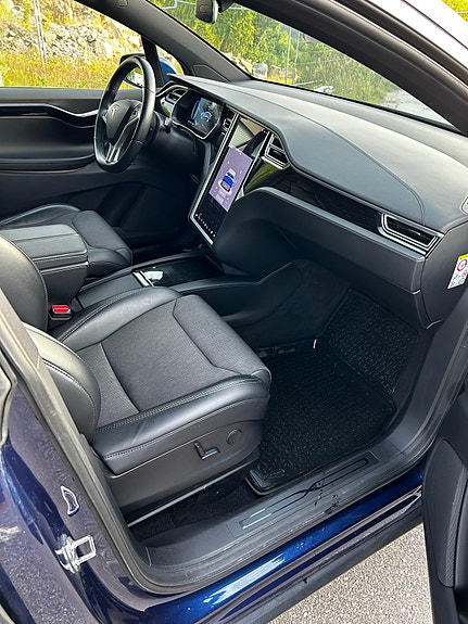 Tesla Model X 7 of 18