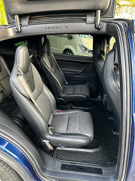 Tesla Model X 10 of 18