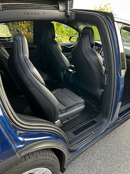 Tesla Model X 9 of 18