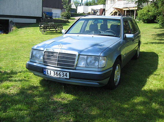 Mercedes-Benz E300 3 of 5