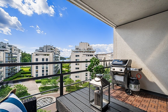 Velkommen til Karenslyst allé 44 - en meget delikat og gjennomgående 3-roms med stor terrasse, garasjeplass med lademulighet samt meget god standard