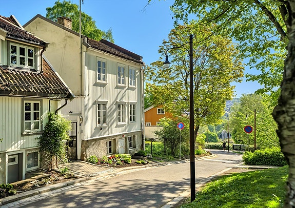 Velkommen til en unik mulighet i ettertraktede Telthusbakken. Et sjarmerende trehus med potensiale er nå for salg og muligheten for å skaffe seg en helt spesiell bolig. Presentert av Sylvia Post og Dan Christian Jensen ved Nordvik Bolig