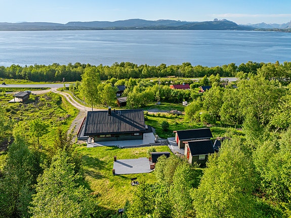 Velkommen til Saltstraumveien 987 - en innbydende og ivaretatt fritidseiendom med flott utsikt og fantastiske solforhold. Det er flust av parkeringsmuligheter og enkel adkomst til hytta.