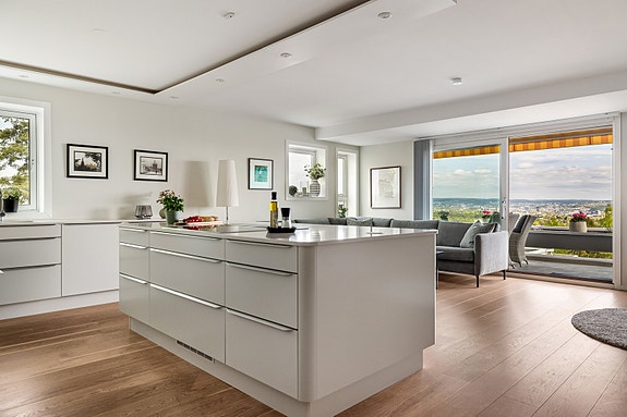 Velkommen til Åsstubben 66 - En gjennomført 4-roms endeleilighet med panoramautsikt mot Oslo by og fjorden.