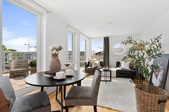 Velkommen til en svært innbydende topp- og endeleilighet med egen privat takterrasse! Leiligheten i Stener Heyerdahls gate 7 er presentert av Ina Andersen for Sørmegleren.
