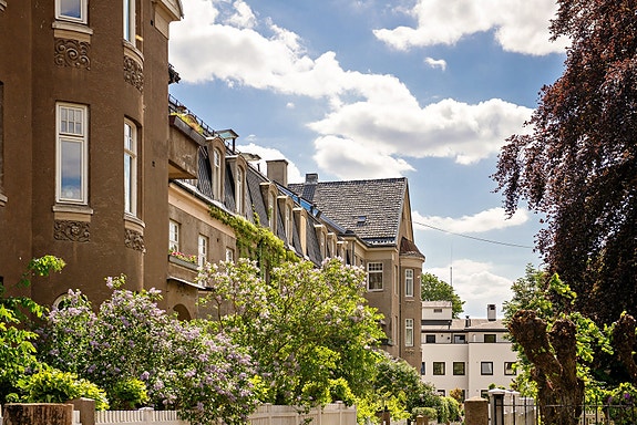 Frogner Terrasse 7B ligger som nærmeste nabo til Frognerparken og Vigelandsmuseet. Adkomst fra Halvdan Svartes gate og inn i bakgården.