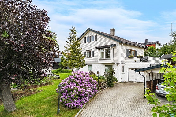 Velkommen til Jarlsborgveien 31 - en stor, arkitekttegnet enebolig med godkjent utleie. Svært attraktiv beliggenhet på Lade.