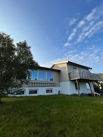 Fjellveien 6. Store vindu mot Skjervøy havn og sentrum.