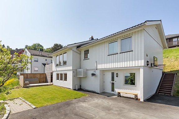 Velkommen til Hoemsvegen 6B - en innholdsrik enebolig over to plan beliggende i et barnevennlig område på Byåsen