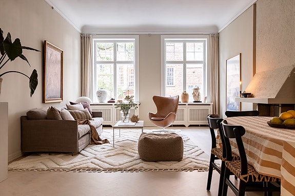 Velkommen til Hafrsfjordgata 7! Lekker og klassisk 4-roms selveierleilighet med herlig beliggenhet på Frogner/Skarpsno. Leiligheten er i høy 1.etg