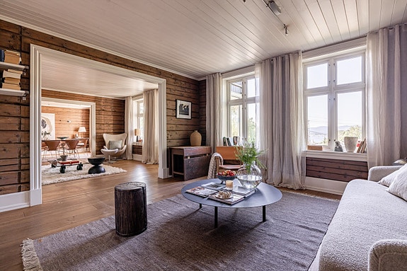 Velkommen til Villa "Østli" - En fantastisk eiendom med hovedhus, dobbel garasje med separat leilighet samt anneks. Pent opparbeidet tomt på 1,3 mål. Presentert av Sylvia Post og Dan-Christian Jensen i Nordvik bolig.