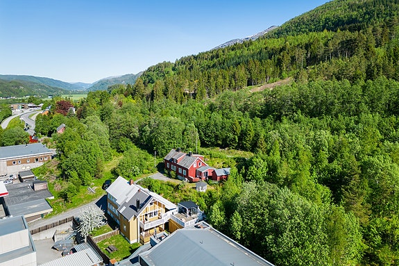 Romslig enebolig med svært sentral beliggenhet. Innholdsrikt hus med 3 stuer og 5 soverom.