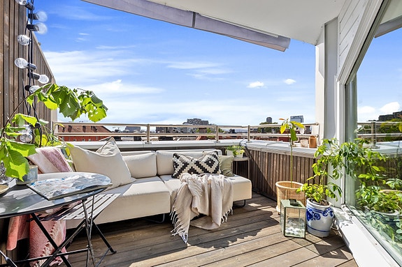 Balkongen ble pusset opp med ny membran og sluk i 2022, og dagens eier har lektet opp gulvet og lagt terrassebord.