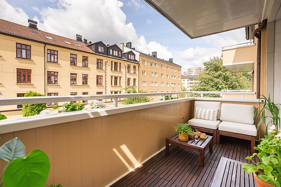 Vi har for salg en gjennomgående og lys 2-roms med vestvendt balkong, "alt" inkludert i felleskostnadene, IN-ordning, bad fra 2016 og kjøkken fra 2017!