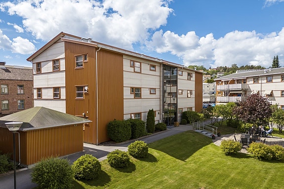 Dronefoto av fasade og koselig bakgård