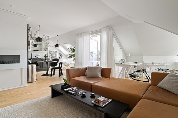 Velkommen til denne særegne og lekre 2-roms leiligheten med en privat og solrik takterrasse, beliggende midt i Hamar sentrum.