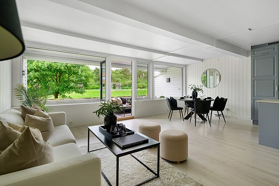 Velkommen til en stor, flott 3-roms leilighet med trappefri adkomst i meget populært boligområde.