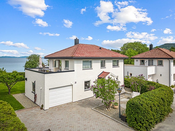 EiendomsMegler 1 v/Frank Robert Bae har gleden av å presentere en særdeles attraktiv eiendom beliggende helt nede ved strandkanten i Hansbakkfjæra.