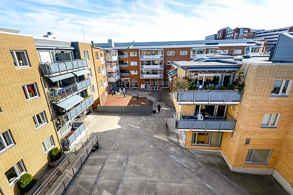 Velkommen til leilighet 418 - en lys og hyggelig leilighet med balkong vendt mot atrium.