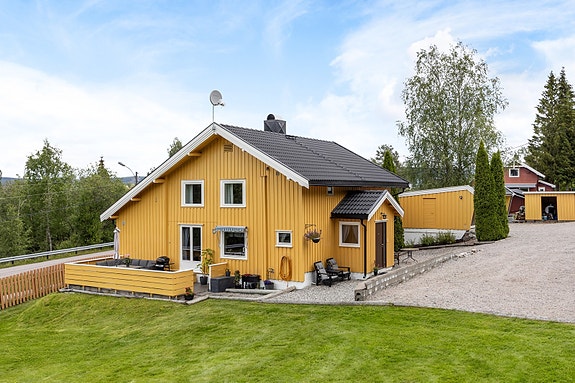 Velkommen til Solliveien 2 - en romslig og familievennlig enebolig over to plan.