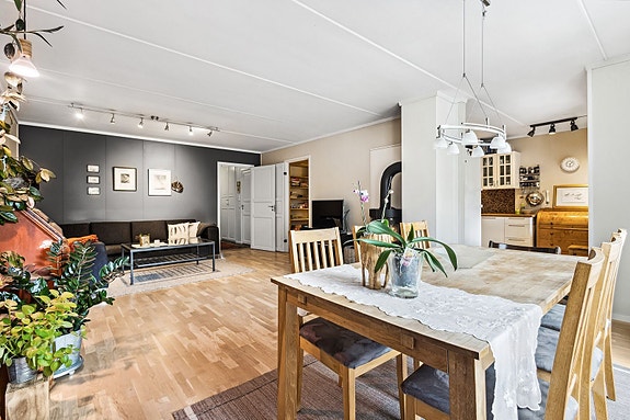 Stor, delvis åpen stue, spisestue, kjøkkenløsning.