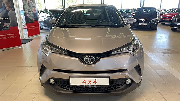 Toyota C-HR 2 of 5