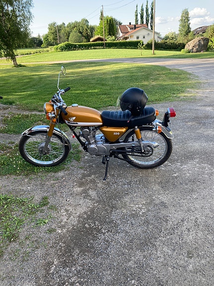 Honda CB 100 2 of 4