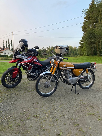 Honda CB 100 3 of 4