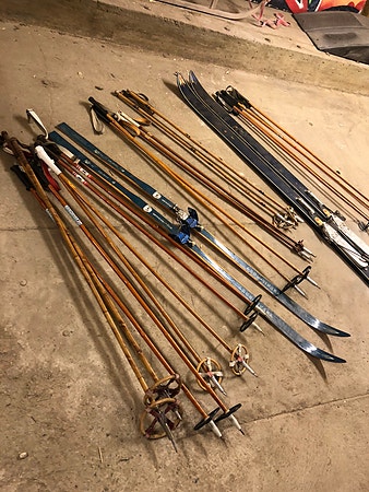 Mange vintage skistaver og et par hoppski