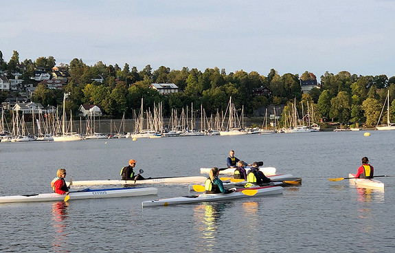 Vi har ulike aktiviteter som padling, golf, klatring og løping.